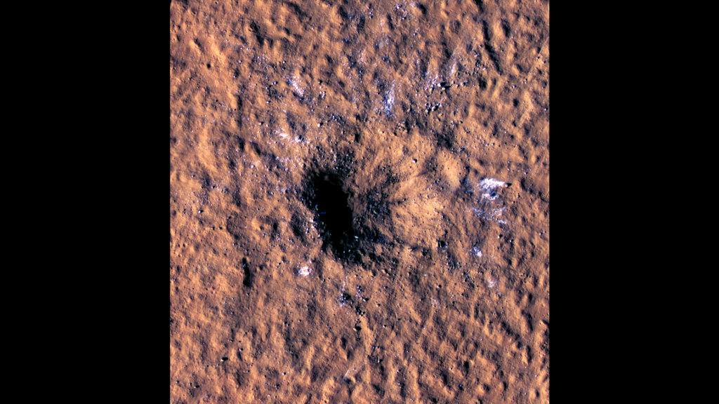 reciente cráter en marte
